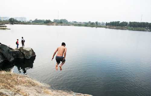 Ngăn chặn thanh thiếu niên tự ý tập bơi tại hồ nước sâu